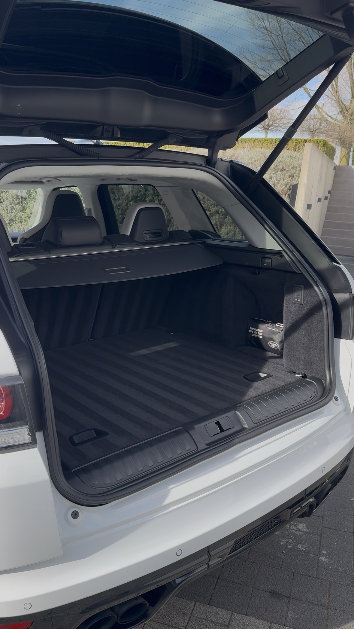 Coffre SUV blanc rangé et nettoyé